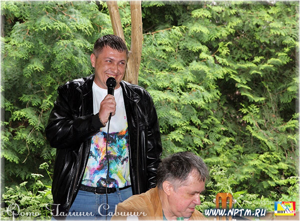 Александр Черняев в 2018 году на дне странника смотрит и слушает выступления.