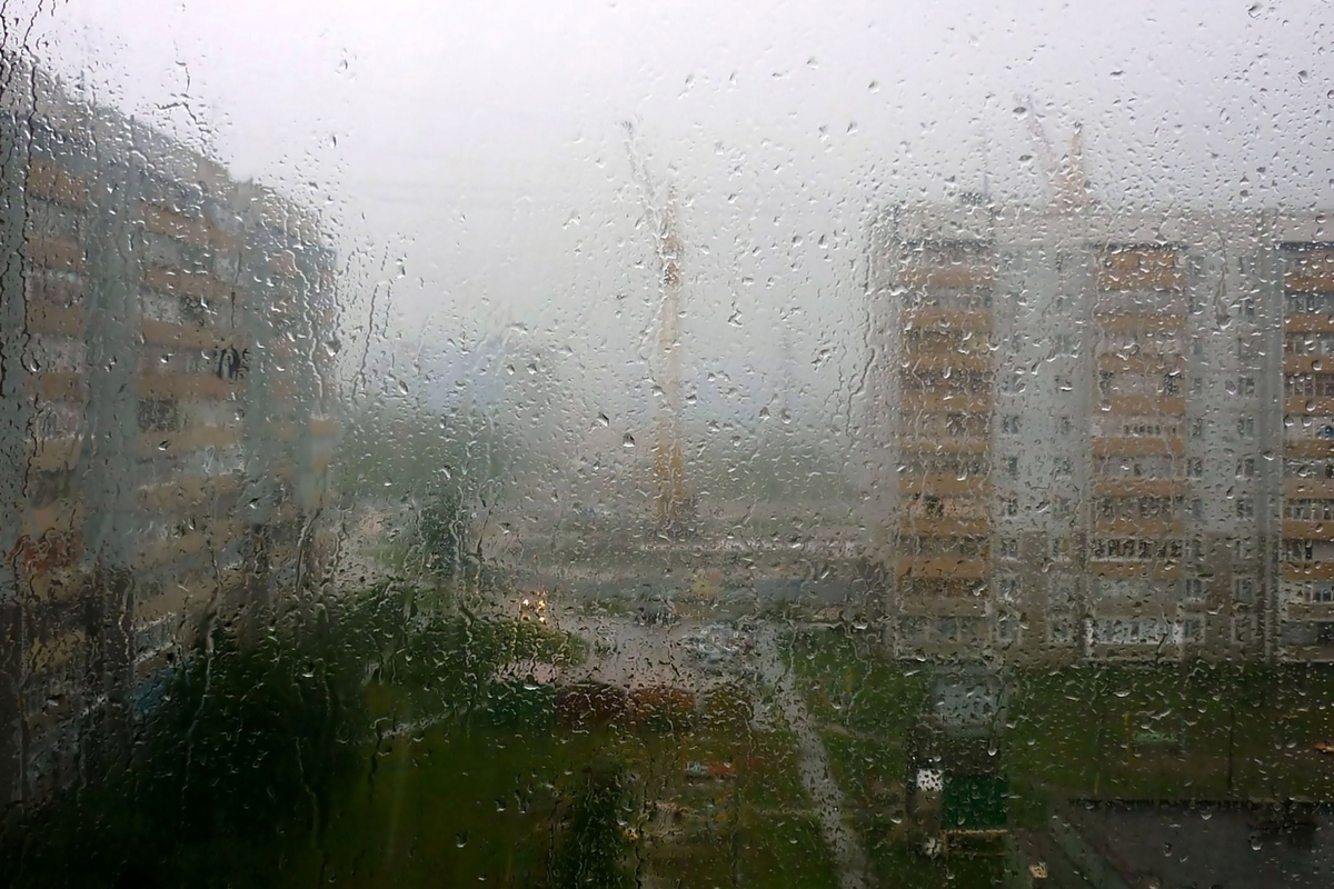 Работает во время дождя. Пасмурный дождливый день. Дождь за окном. Ливень за окном. Вид из окна дождь.